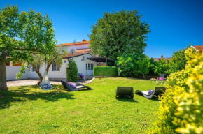 Baeutiful Villa Simona with garden in Medulin